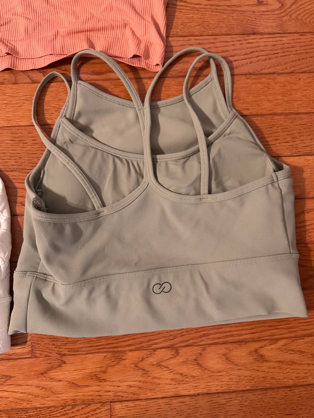 Athletic tanks and bras - Picture 3 of 4